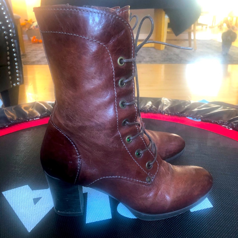 Healed leather boots size 37 Eur Made in Geniva.